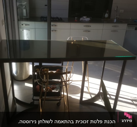 שולחן זכוכית במטבח עם אור שמש